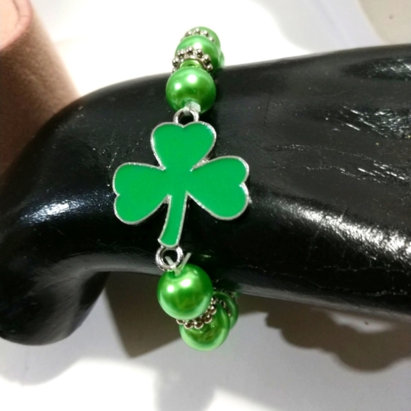 ☘️St. Patrick's Day☘️Stretch Bracelet with Green Pearls and 1 Shamrock … - Picture 2 of 16